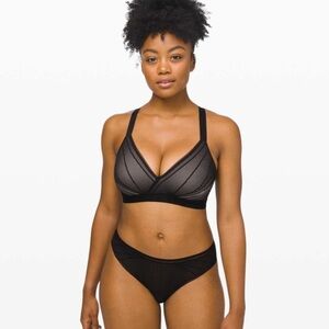 LULULEMON-Awake to Lace Bra Black / Barely Beige 32/D